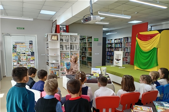 Беседа с детьми у книжной выставки «Папы, живущие в книгах»