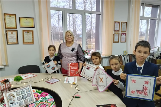 Урок-знакомство в Ходарской сельской библиотеке «Илемлĕ чăваш тĕрри тĕрлеме пĕлсен кăна»