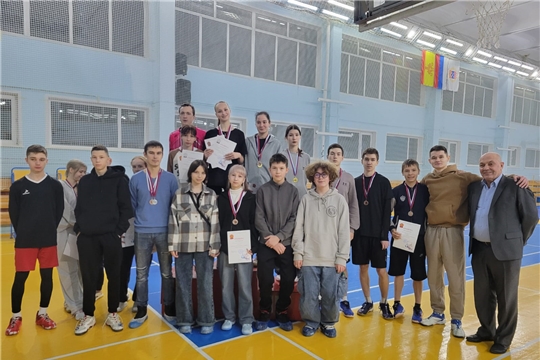 В спортивном зале СШ №1 г. Чебоксары с 13 по 14 декабря прошел Чемпионат города чебоксары по бадминтону.
