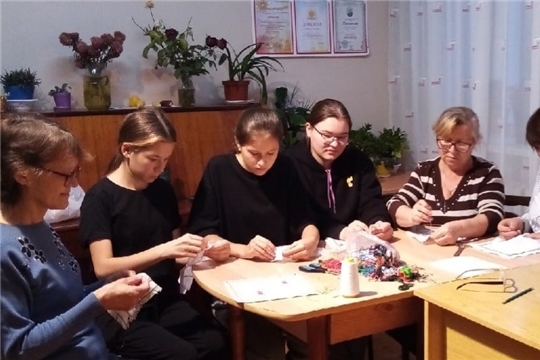 Работники дома культуры и библиотеки Новобуяновского сельского поселения, а также участницы кружка присоединились к республиканской акции "Подари платок солдату"