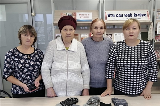 Кружок «Искусница» при Янтиковской центральной библиотеке принимает участие в благотворительной акции #носкисолдату