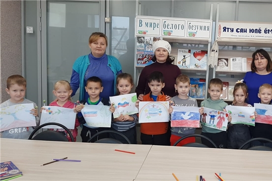 В Янтиковской центральной библиотеке, с юными читателями, состоялся День творчества «Я люблю свою Россию»
