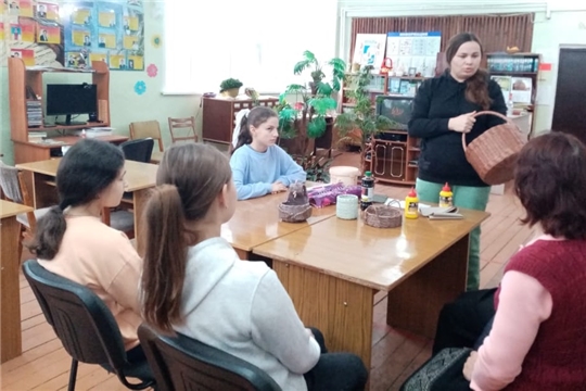В Турмышской библиотеке мастер-класс по плетению из бумажной лозы
