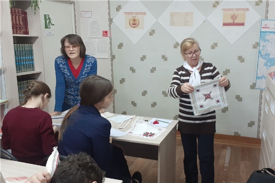 Мастер-класс "Волшебный мир вышивок" в Новобуяновской библиотеке