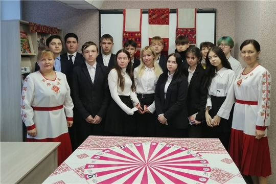 В рамках празднования Дня чувашской вышивки Центральная библиотека провела познавательно-развлекательную игру «Поле чудес» под названием «Мир чувашской вышивки»