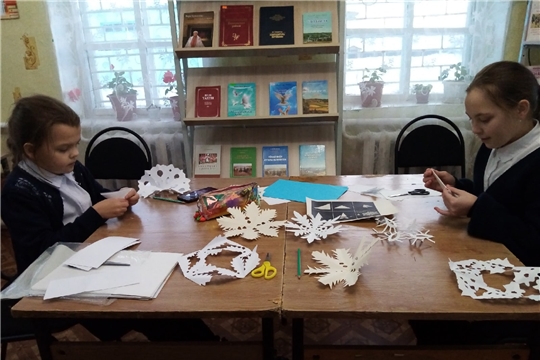 В Алдиаровской библиотеке провели час творчества "Ажурные снежинки из бумаги"