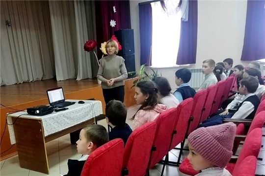 В День героев Отечества работники Чутеевской библиотеки и Дома культуры совместно с МБОУ «Чутеевская СОШ» для учащихся начальных классов провели урок мужества «Героями не рождаются, героями становятся».