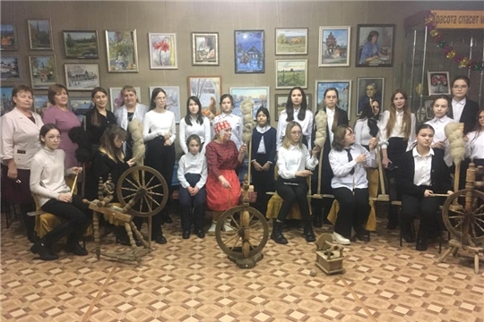 В Янтиковском народно-краеведческом музее прошел мастер-класс по прядению шерстяной нити