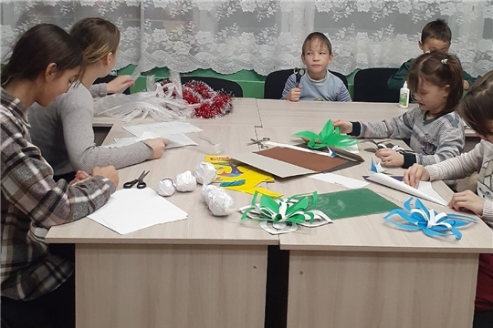 В Кармалинской библиотеке прошел мастер-класс "Жила- была елочная игрушка"
