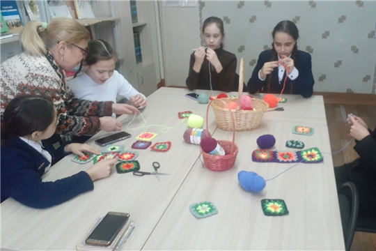 В Новобуяновской библиотеке прошел мастер- класс «Бабушкин квадрат снова в тренде»