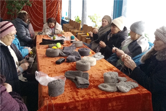 Участницы клуба "Хозяюшка" Тюмеревского дома культуры и библиотеки приняли участие во всероссийской акции "Тепло для героя"