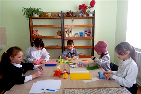 В Чутеевской библиотеке прошел мастер-класс по изготовлению матрёшки