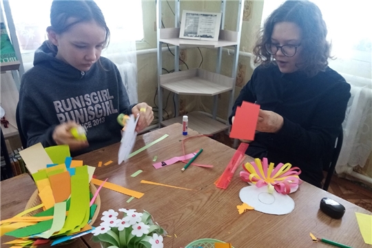 В Алдиаровской библиотеке провели мастер-класс по изготовлению поделок из цветной бумаги