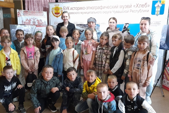 Учащиеся 1 классов МБОУ "Долгоостровская СОШ" на обменной выставке "Сохраним Заповедное Присурье от пожаров"