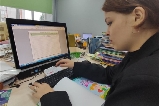 📚 Команда волонтеров СОШ 38 принимает активное участие в помощи в упаковке и сортировке книг