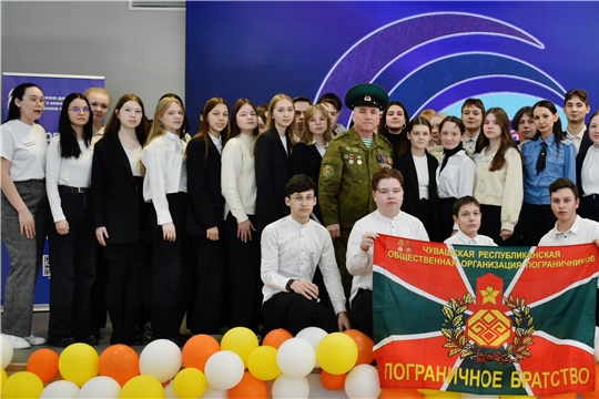 Чебоксарскую школу № 38 посетили Председатель Правления ЧРООП «Пограничное братство» Анатолий Шорников и  начальник поста пограничного контроля Чебоксары – аэропорт Константинова Александра Леонидовна