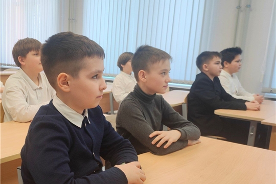 В рамках проекта "Я - ты- он - она вместе целая страна" в 5г классе сегодня прошёл урок мужества на тему "Аллея памяти". 