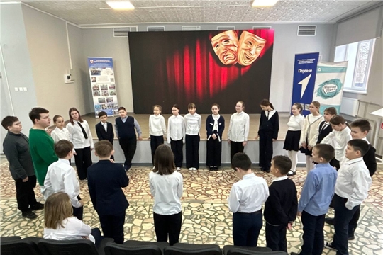 Школьный театральный кружок “Отражение” проводит занятия под руководством актера Русского драматического театра.