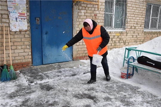 Городские службы готовят песок