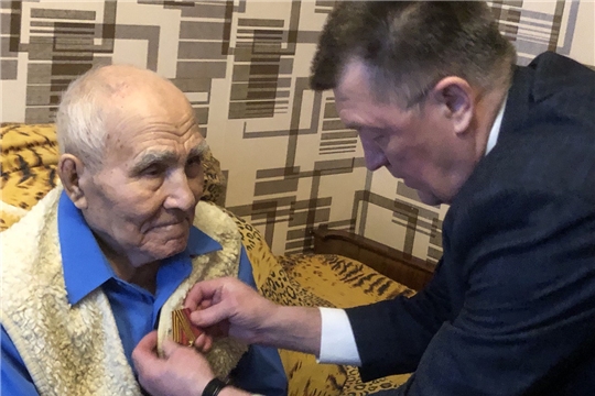В Чебоксарах медалью «80 лет Победы в Великой Отечественной войне 1941–1945 гг.» награждены ветераны Николай Волков и Иван Петров