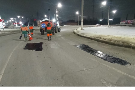 В Чебоксарах продолжается работа по проведению ямочного ремонта дорог