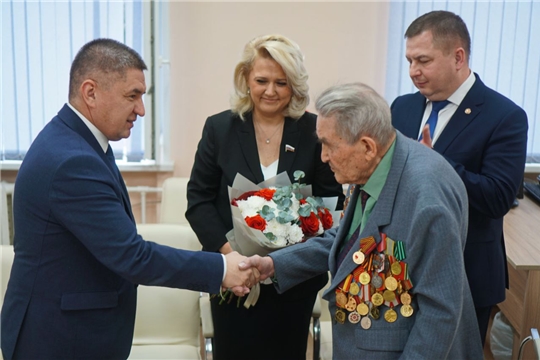 Город чествует героя