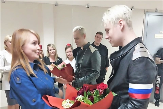 Председатель Союза женщин Чувашии Наталья Николаева побывала на концерте Ярослава Дронова и поблагодарила его за творчество