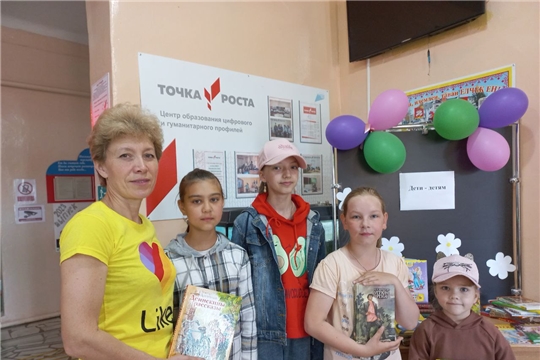 Женсовет Яльчикского муниципального округа участвует во всероссийской акции «Книги – детям Донбасса»