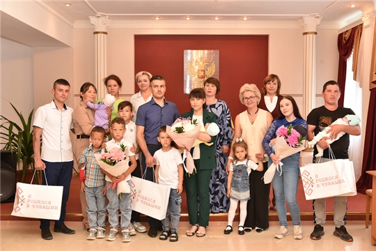 Елена Яклашкина приняла участие в церемонии вручения первых комплектов "Подарок новорожденному" семьям Ибресинского муниципального округа