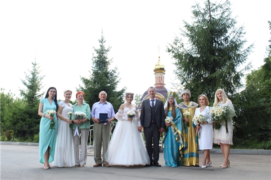 В день семьи , любви и верности в Ядринском Доме культуры состоялся бал семейных юбиляров "Любви веры образец"