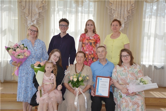 Супруги Паньковы из Новых Тренькасов Чебоксарского округа награждены Почетной грамотой Союза женщин Чувашии в день изумрудной свадьбы