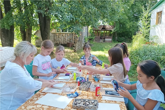 Мариинско-Посадский женсовет провел в Новинском Доме культуры прошел мастер – класс по изготовлению фоторамки в технике спилопластика 