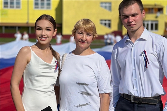 В День города Канаша на стадионе "Локомотив" состоялась церемония разворачивания Государственного флага России