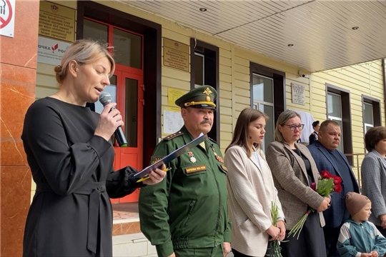 В Яльчикской школе  открыли мемориальную доску и Парту Героя выпускника, участника специальной военной операции, Героя Российской Федерации Петрова Николая Алексеевича