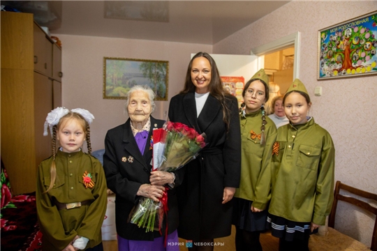 Анастасия Спирина поздравила жительницу Чебоксар Анну Титовну Иванову с вековым юбилеем