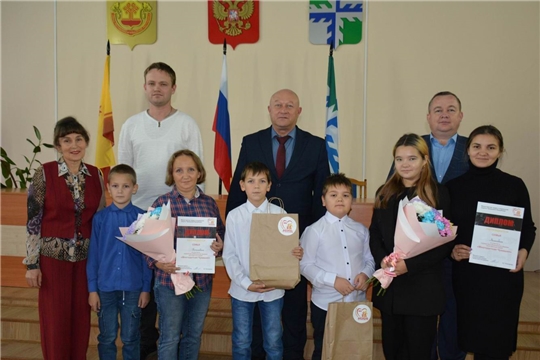 Семьи-участники первого регионального форума многодетных семей из Вурнарского  муниципального округа удостоены дипломов и подарков