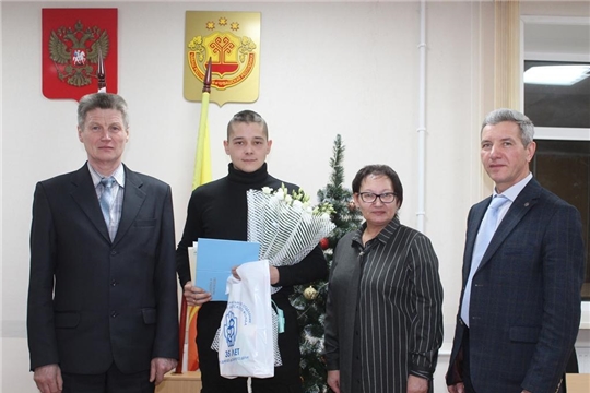 Родителей первого ребенка, родившегося в Урмарском муниципальном округе, поздравила председатель местного женсовета