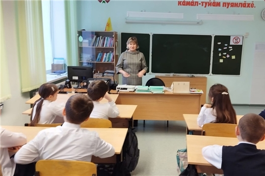 Председатель Красночетайского местного отделения Союза женщин Чувашии Елена Чубайкина провела внеурочное занятие "Разговоры о важном"