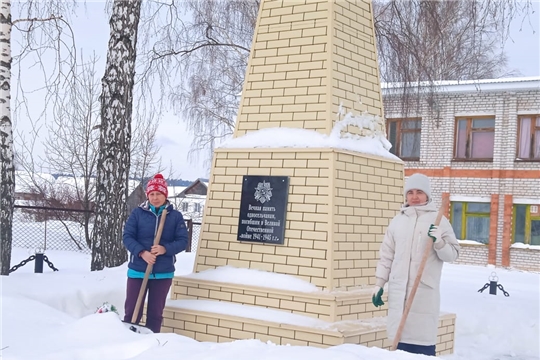 Члены женсовета Комсомольского муниципального округа приняли участие в акции «Чистый обелиск»