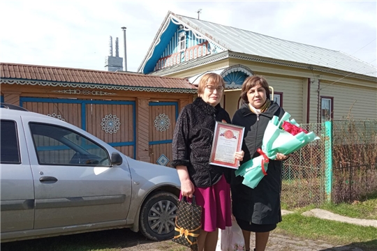 Председатель Яльчикского женсовета Лариса Васильева поздравила Народного учителя СССР Петра Чернова с девяносто пятым днем рождения