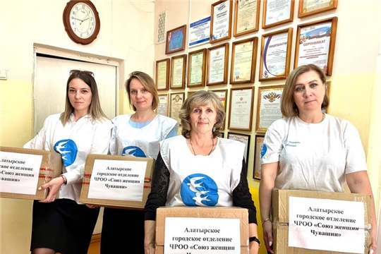 "В единстве с армией – наша Победа!". Активисты Алатырского городского женсовета участвуют в сборе гуманитарной помощи