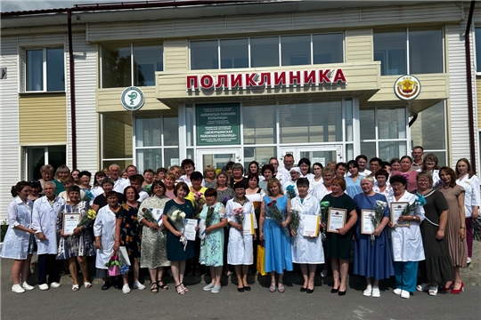 В Шемуршинском округе поздравили медицинских работников с  профессиональным праздником