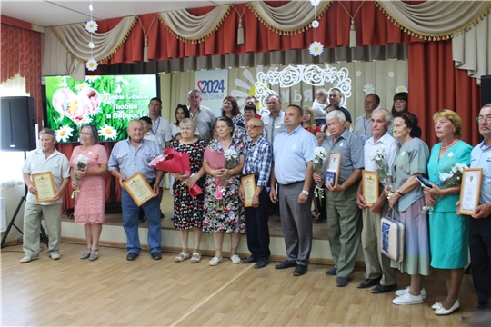 В  день Семьи, любви и верности в Шумерлинском муниципальном округе прошло торжественное мероприятие « Семья - России главное богатство» 
