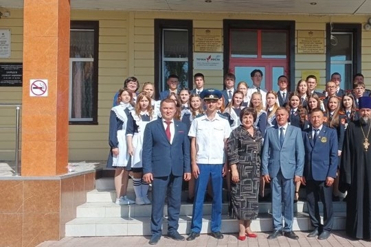 В Яльчикской средней школе прошла торжественная линейка, посвященная Дню Знаний