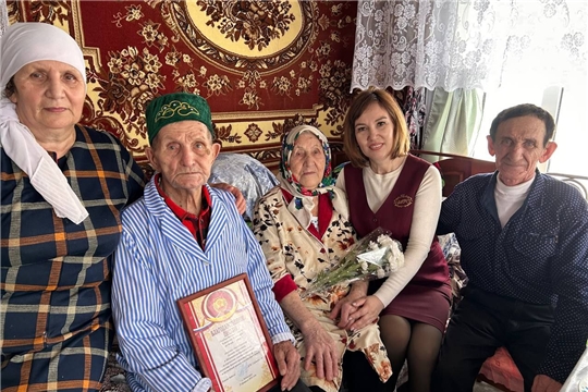 Супруги Айнетдиновы из Шемуршинского округа отмечают 72-ю годовщину со дня свадьбы.