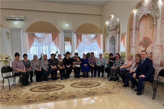 В отделе ЗАГС администрации Шемуршинского муниципального округа  поздравили женщин,  которые своей деятельностью в тылу помогают участникам СВО