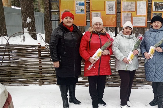 В Шемуршинском округе проходит акция «Цветы для мам и жен Героев»