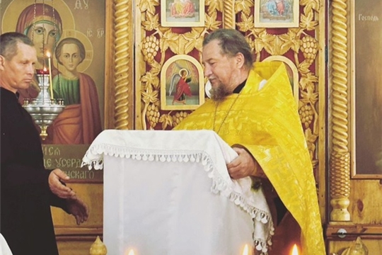 Провел праздничную службу