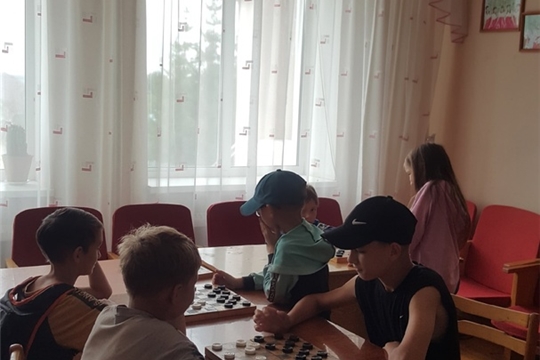 Игра в шашки - сближает