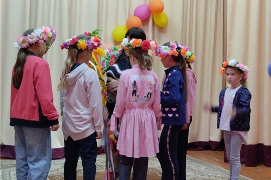 Солнышко играет, на Петров день собирает